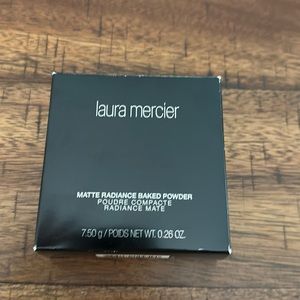 Laura Mercier Matte Radiance Baked Powder